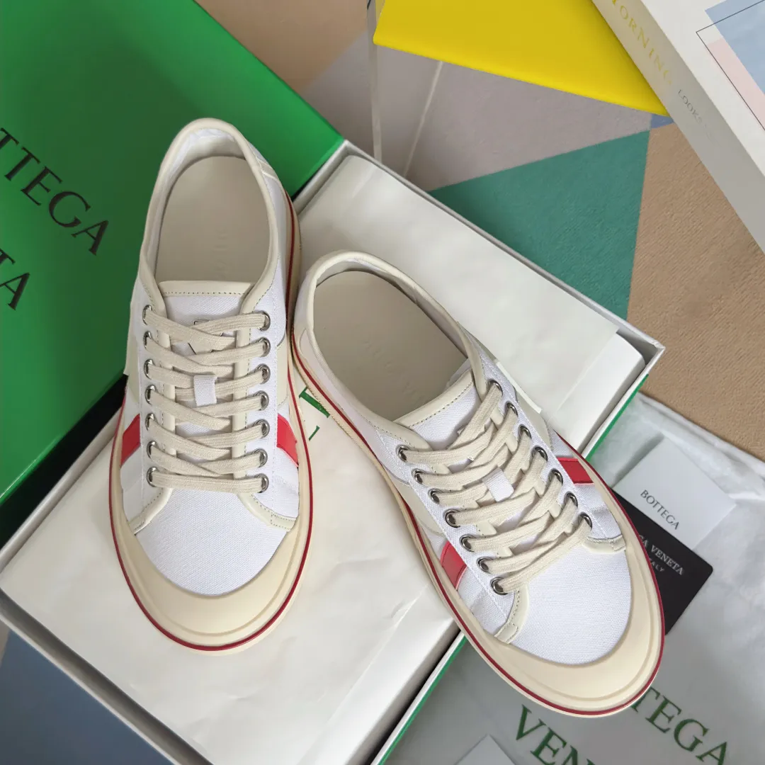 Top version: Couple model 560💰 Bottega Veneta Bottega Veneta BV’s latest Eliot series retro basketball shoes casual sports canvas shoes Bottega Veneta 2025 spring and summer show new shoes Eliot is on the market. Inspired by retro basketball sneakers, the color combination highlights youthful vitality and perfectly interprets the theme of youth and childlike innocence. The details are also very particular. The summer canvas brings excellent durability and comfort. Designs such as calfskin trim, rubber toe caps and hand-painted retro red lines are full of retro feel. The round toe and convex sole add a modern feel. Exquisite packaging at the delivery counter🛍📦 ▪️Fabrics: Original customized high-density canvas + cowhide ▪️Inner lining: Original customized breathable canvas ▪️Sole: Original open-molded anti-slip TPU material ▪️Sole thickness: 3CM ▪️Size: Women’s 35-41 / [Men’s 39-45 pre-sale]